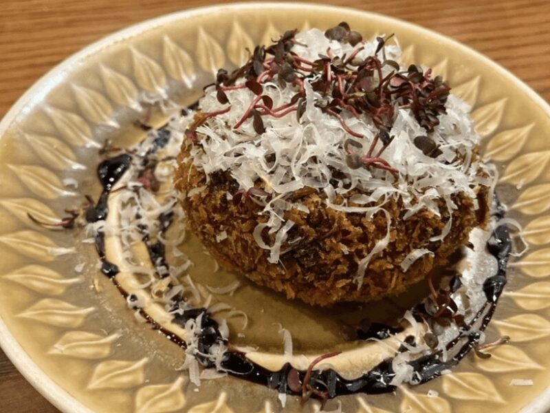 ゴルゴンゾーラといぶりがっこのポテサラコロッケ