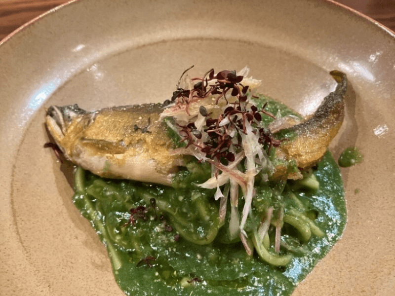 子持ち鮎のコンフィとモロヘイヤと焼きなす山椒焼きそば