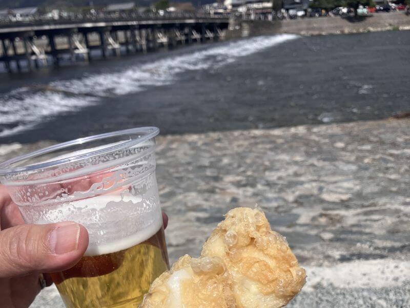 渡月橋を眺めながら湯葉チーズとビール