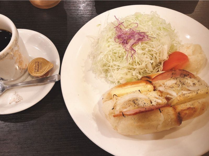 前田珈琲のロールサンドとコーヒー
