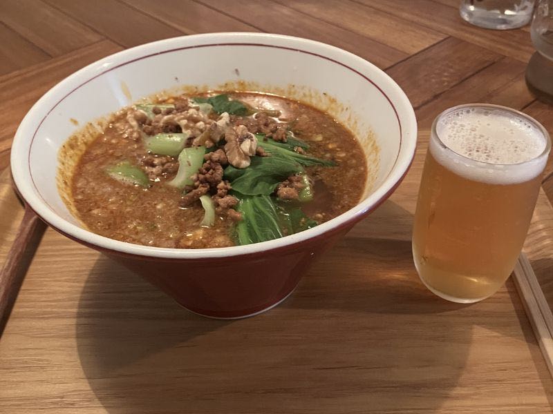 マンボ飯店の担々麺とビール