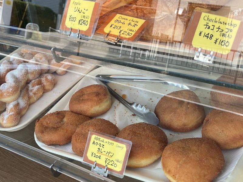 天狗堂のショーケース（ドーナツ・カレーパン）
