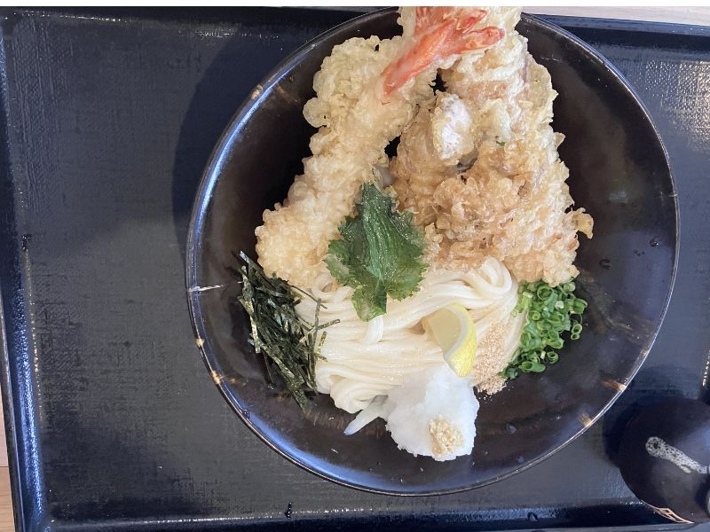 大河の天ぷらうどん(海老天・黒碗)