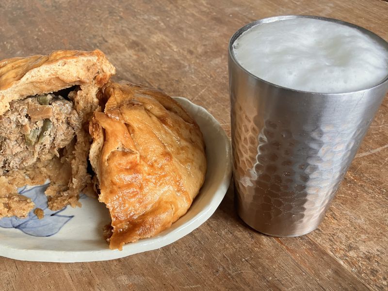 しみだれ豚まんの断面とビール