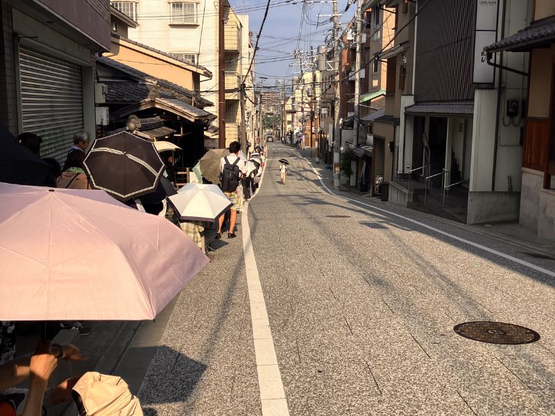 柏屋光貞に並ぶ行者餅の行列
