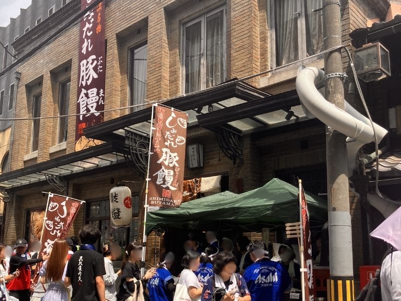 しみだれ豚まん膳處漢ぽっちりの店頭のぼりと行列