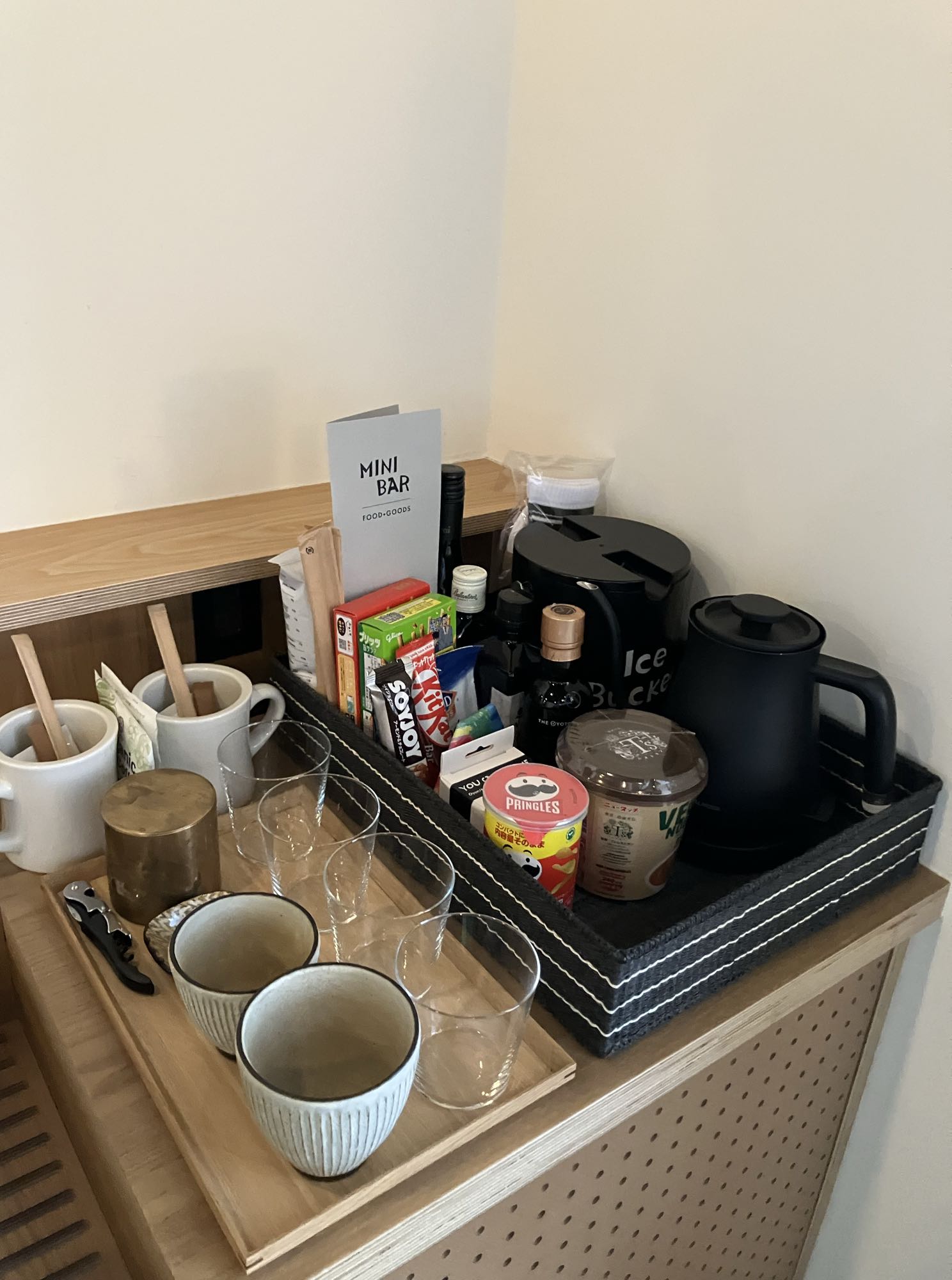 エースホテル京都の客室コーヒー・紅茶コーナー