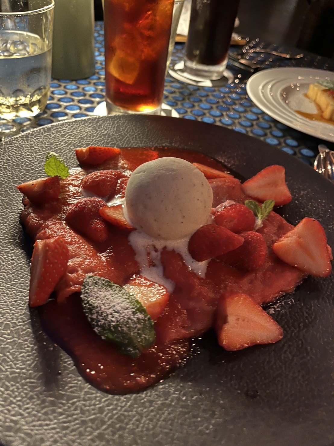 ディナーのいちごのデザート