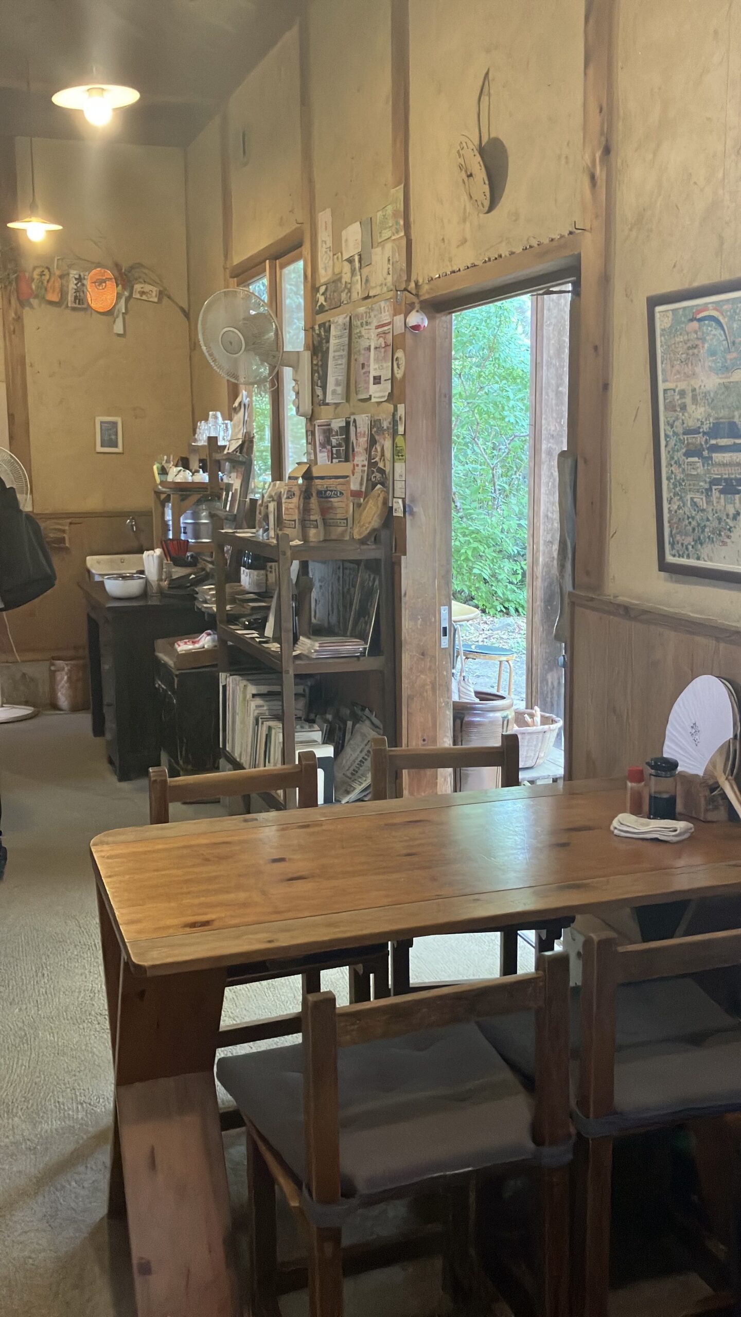 竹松うどん店の店内テーブル席