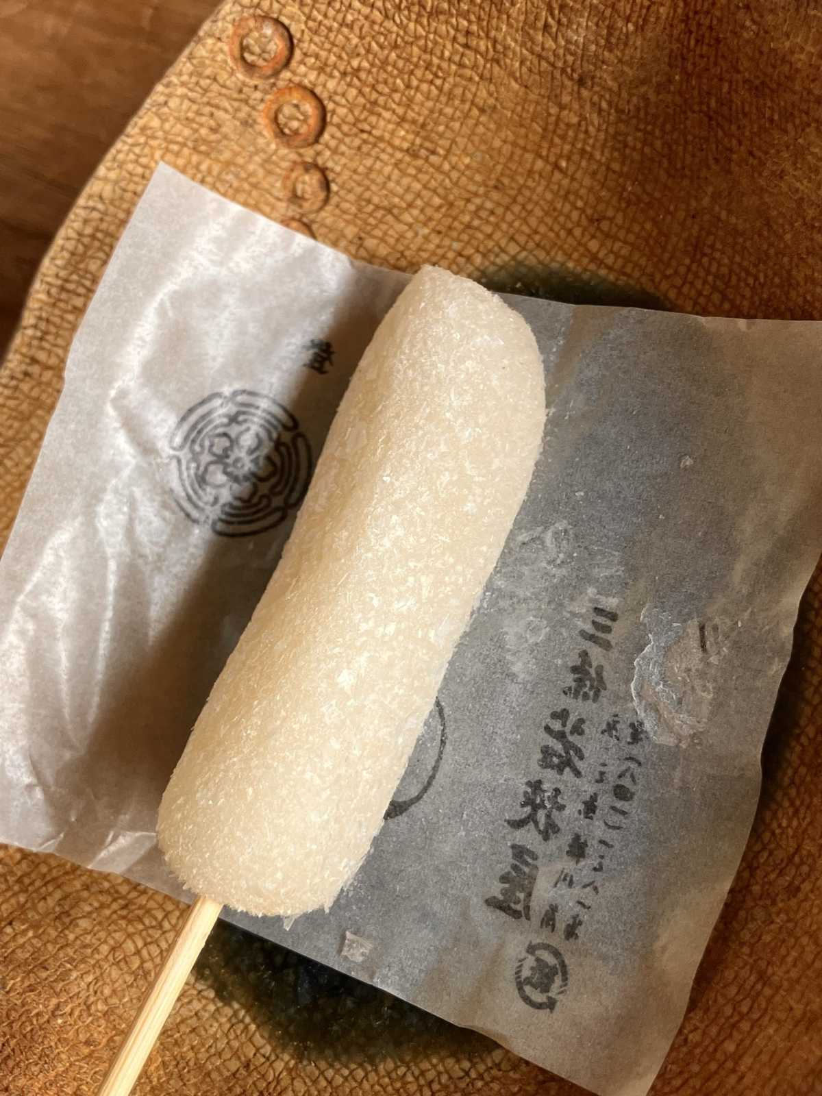 祇園ちご餅の包みを開けたところ