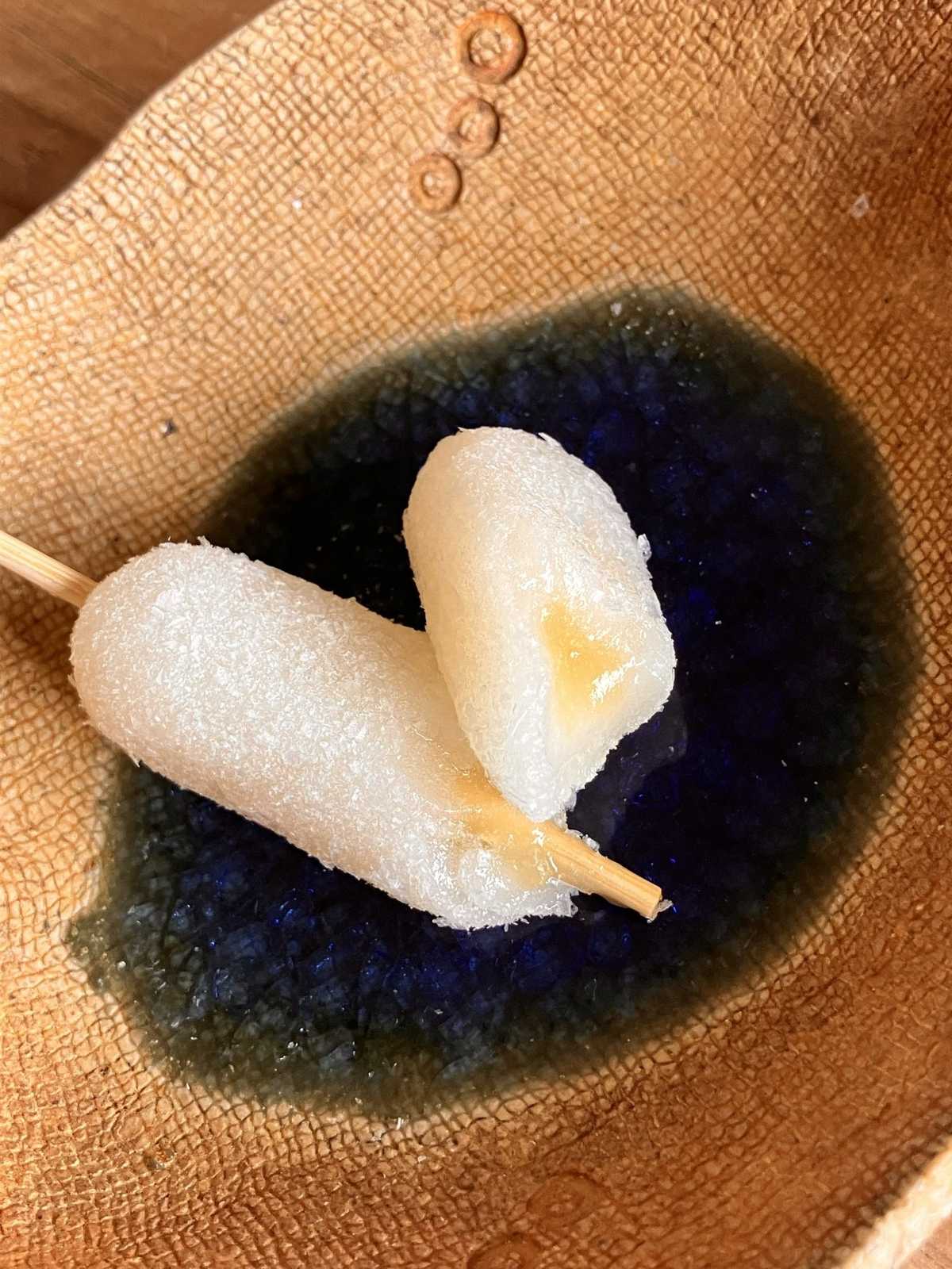 祇園ちご餅の中身 白味噌と求肥
