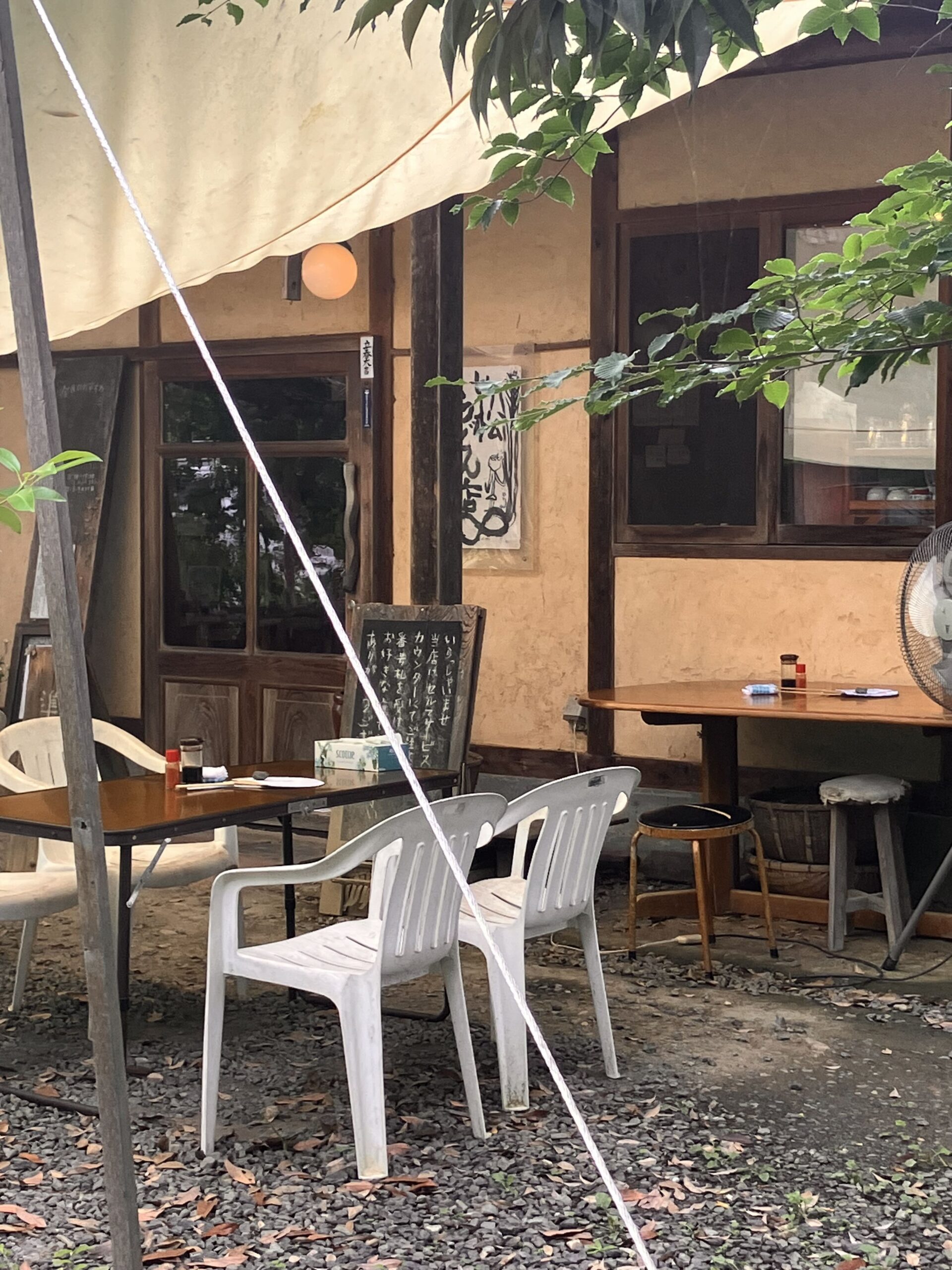 竹松うどん店の入口前の待合スペース