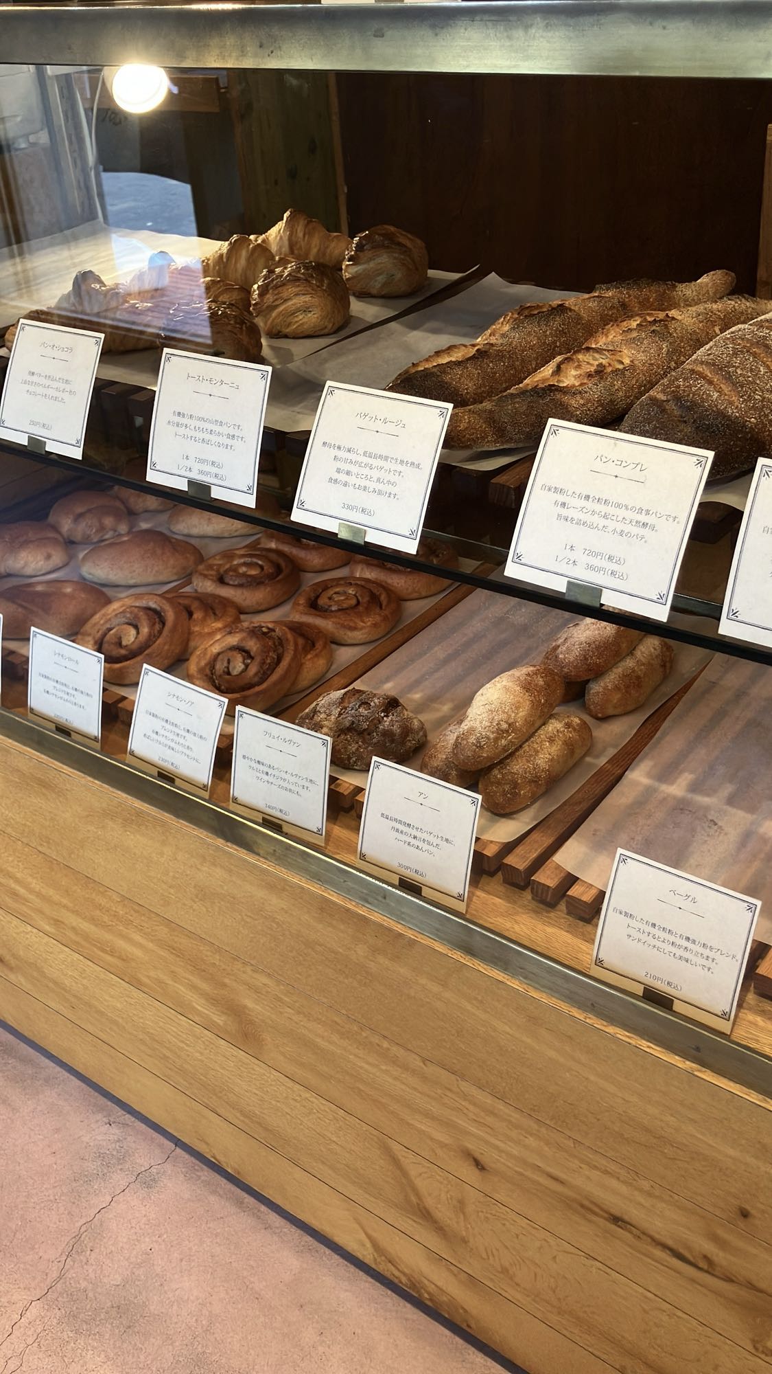 ナカガワ小麦店のショーケースに並ぶパン