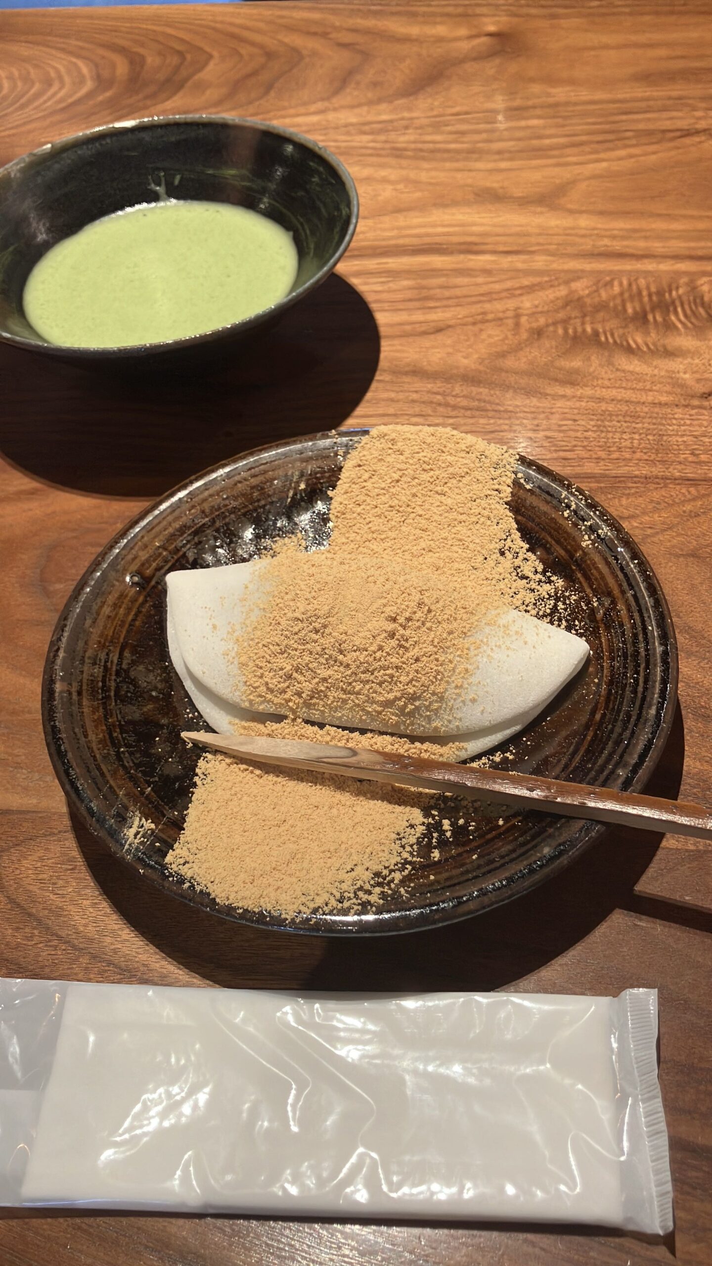 中村軒の麦代餅とお薄を上から見たところ