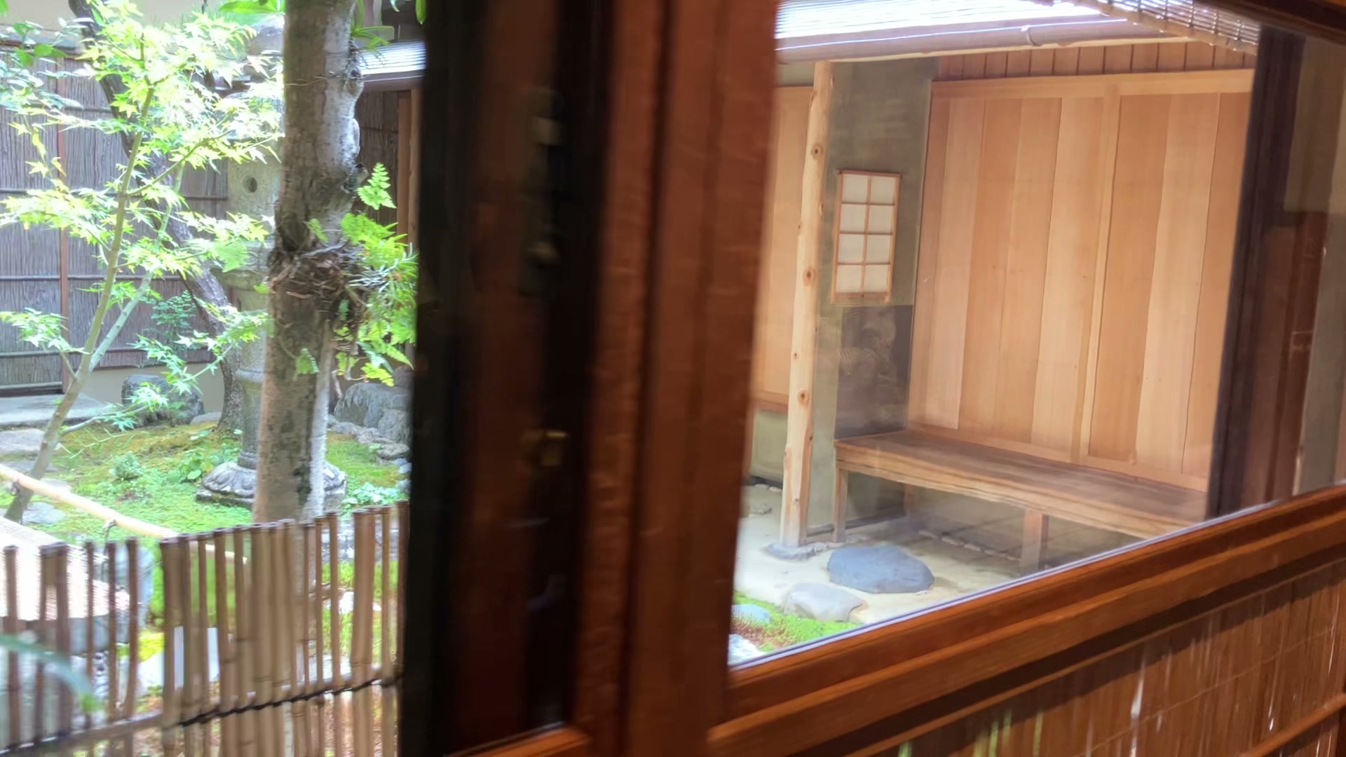 中村軒の一階から見える坪庭