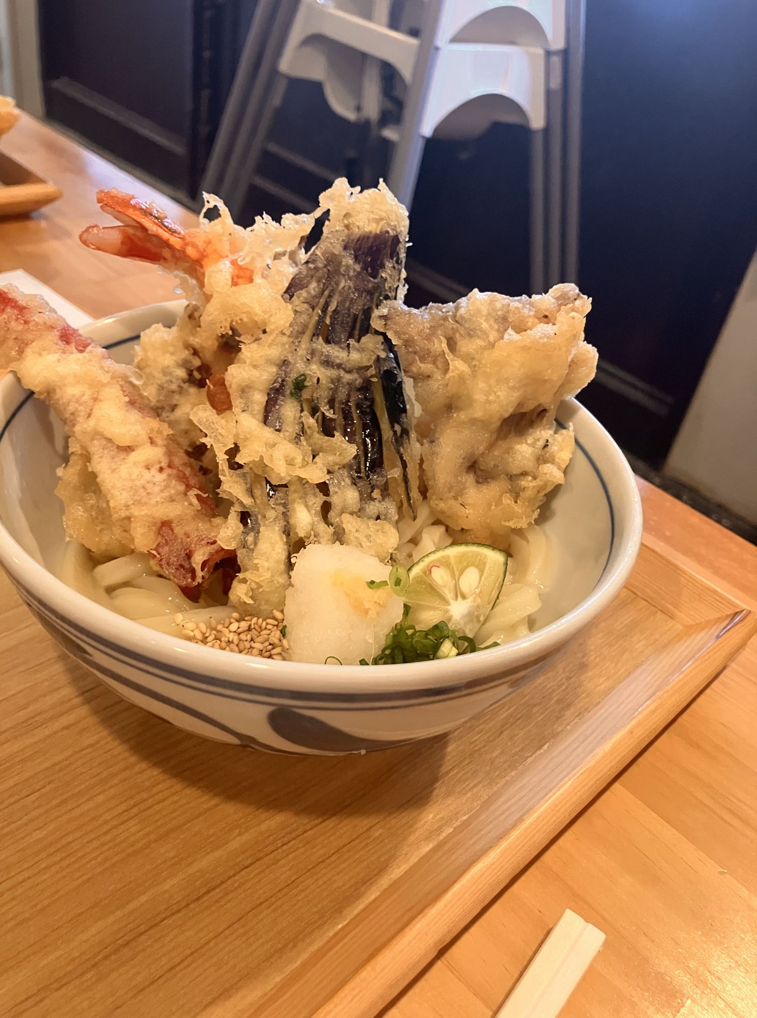 手打ちうどん鴨脚の天ぷらおろしぶっかけを別角度から