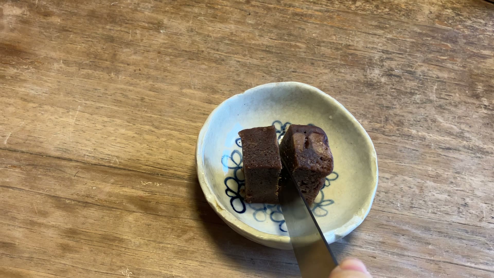 リンデンバウムのチョコレートクッキーを切るところ