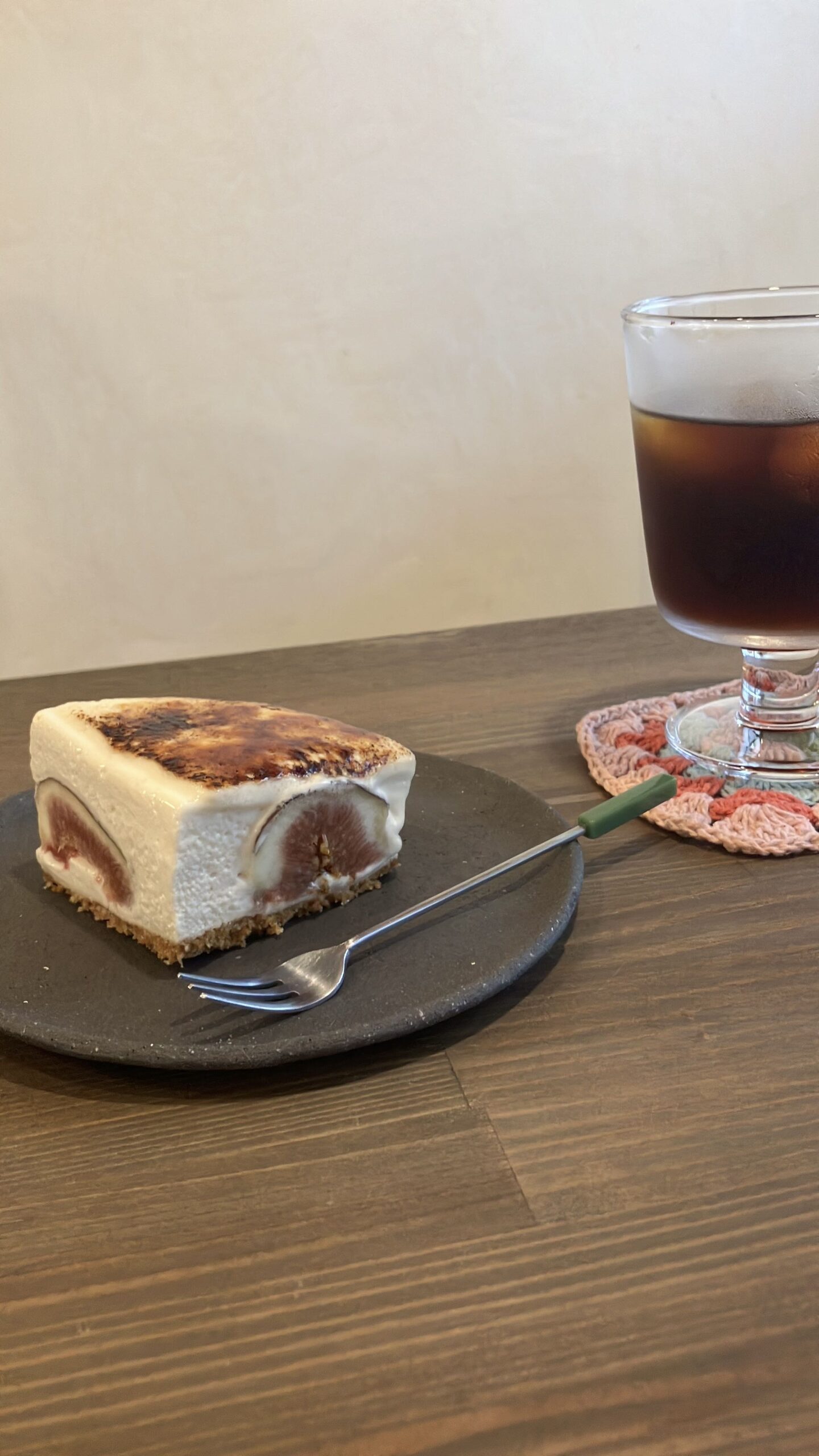 ちーずきっちんの無花果レアチーズキャラメリゼとアイスコーヒー