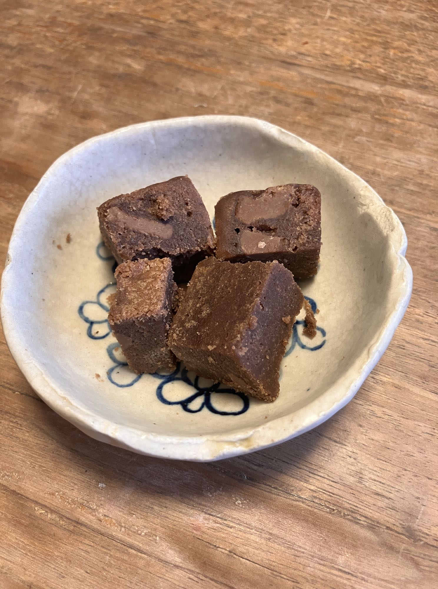 小皿に盛ったリンデンバウムのチョコレートクッキー
