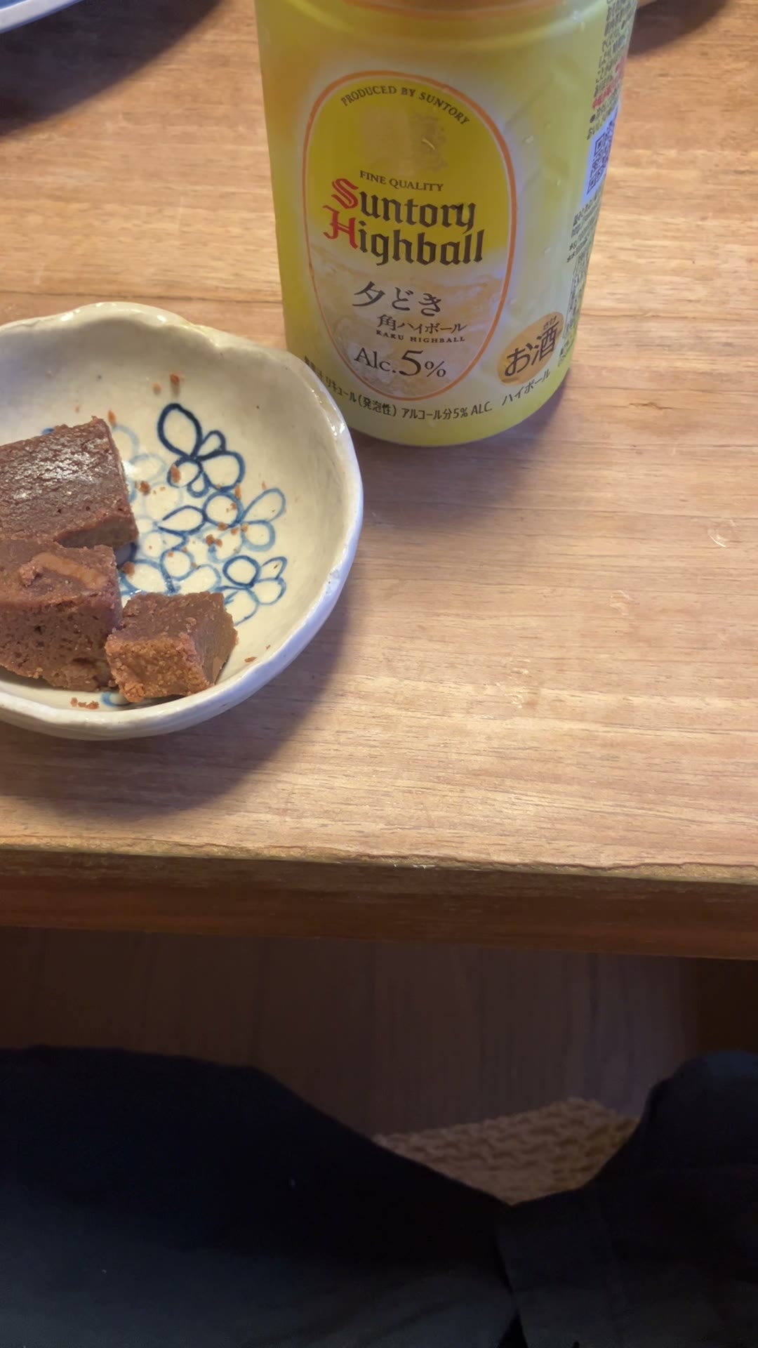 リンデンバウムのチョコレートクッキーとハイボール
