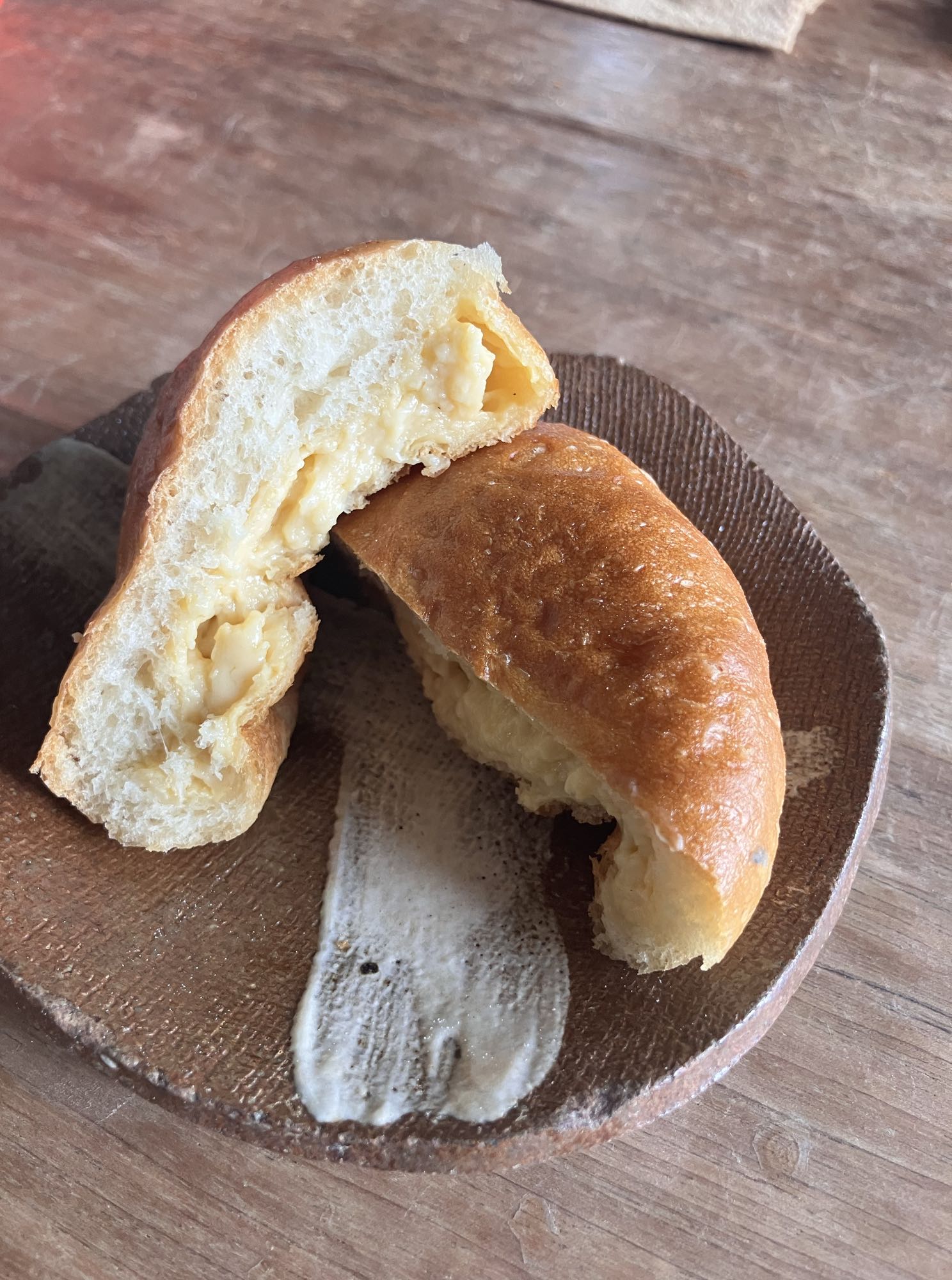 フリップアップのクリームパンの断面