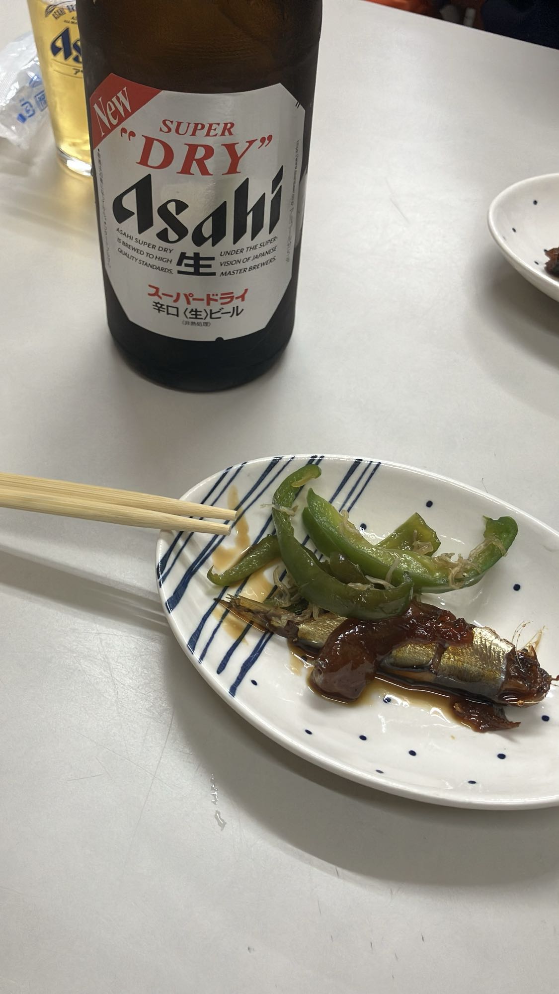 満寿形屋の瓶ビールとおつまみ