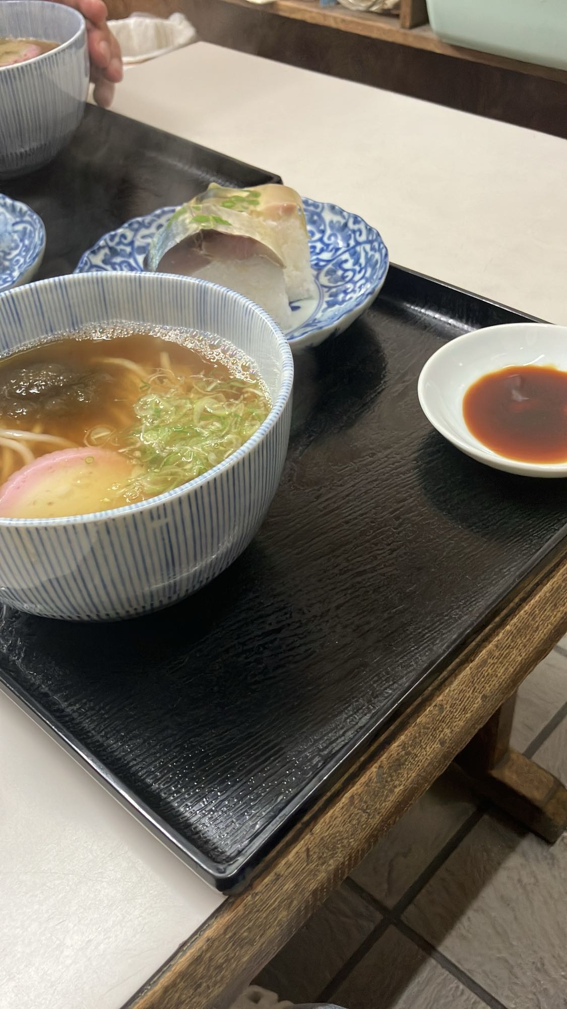 満寿形屋の鯖寿司うどんセットを横から見たところ