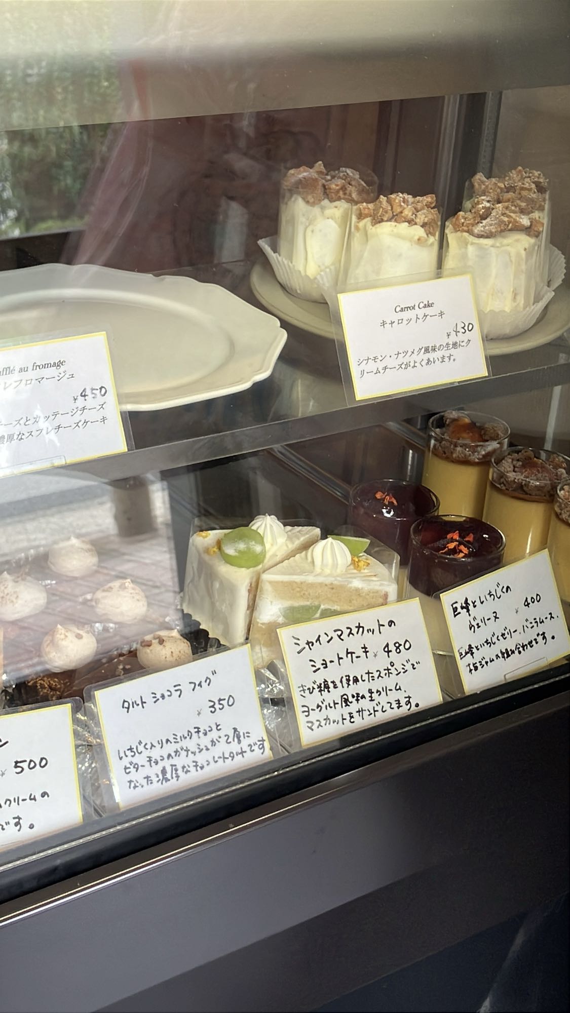 OHAYO biscuitのショーケースに並ぶケーキ