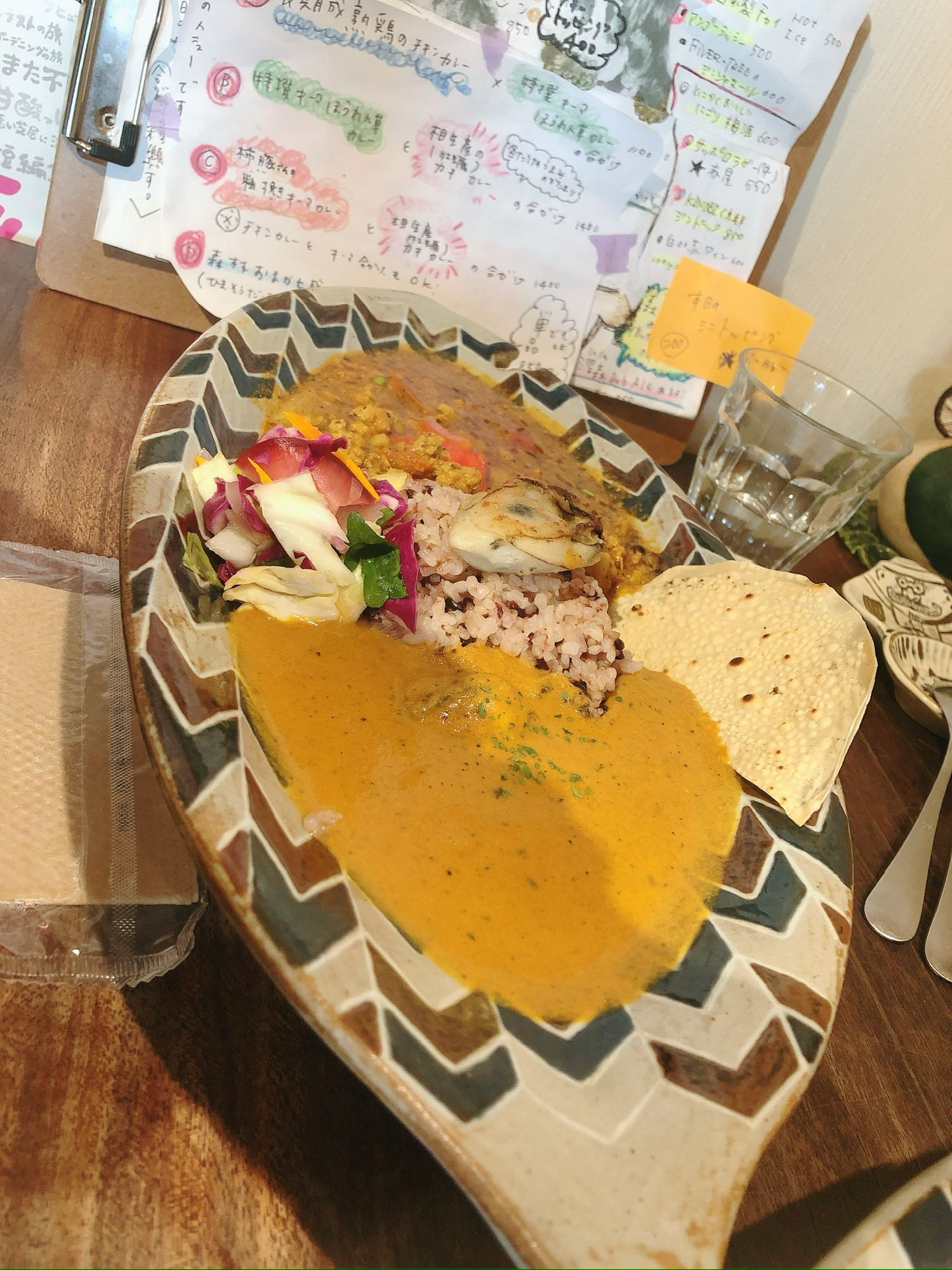 2021年の森林食堂のカレーと手書きのメニュー