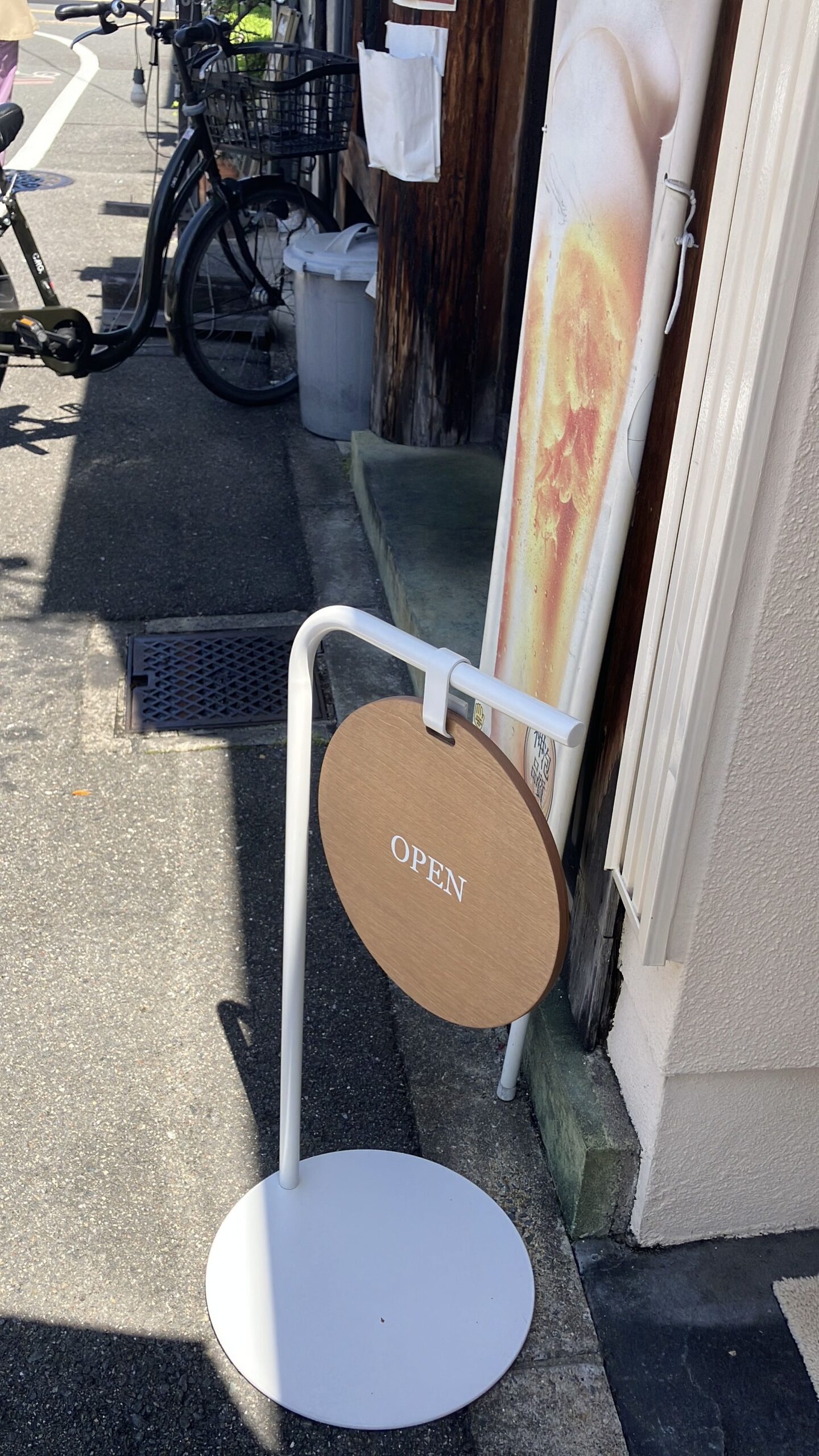 smilingly bagelのOPENの看板
