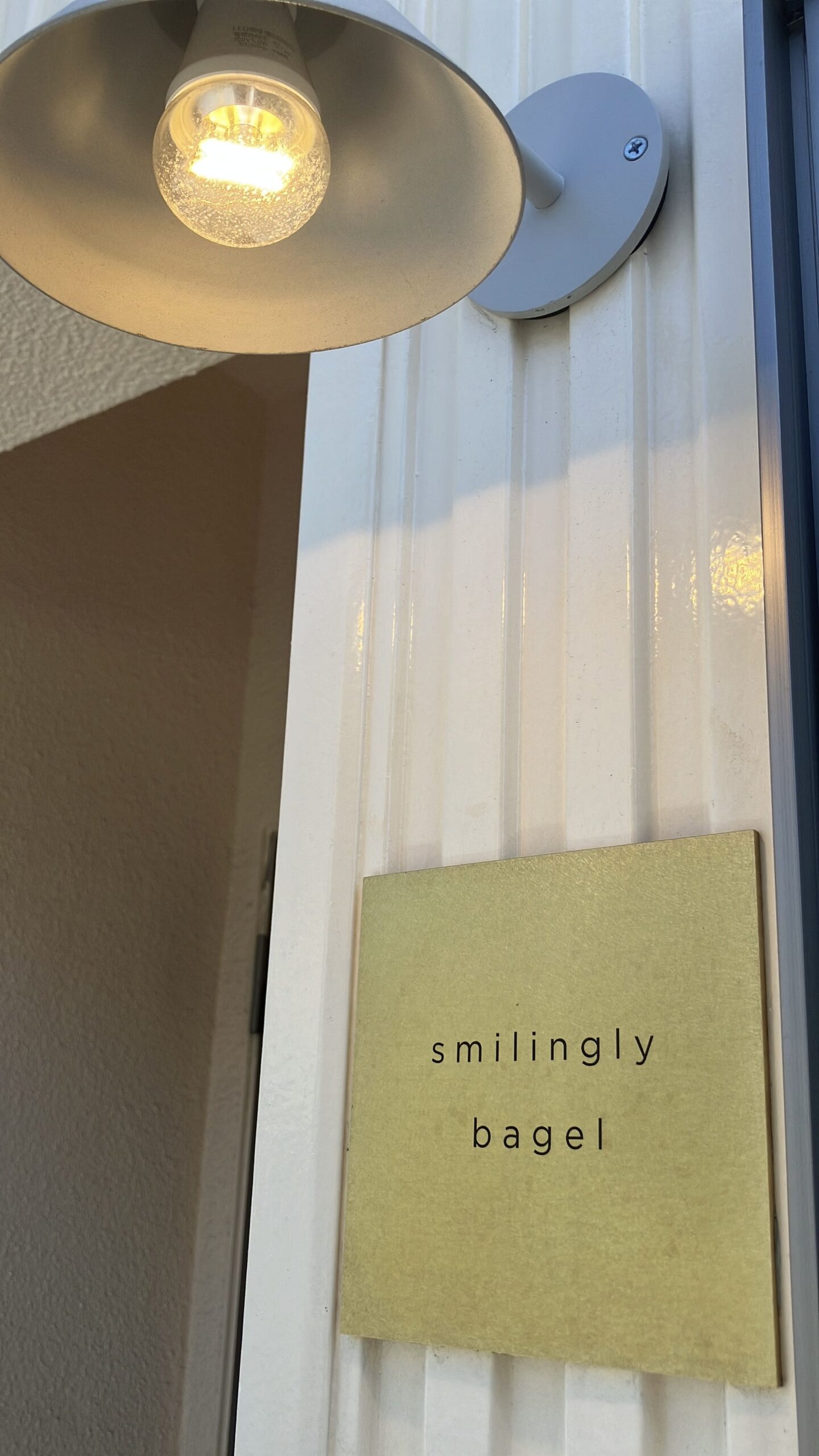 smilingly bagelの看板