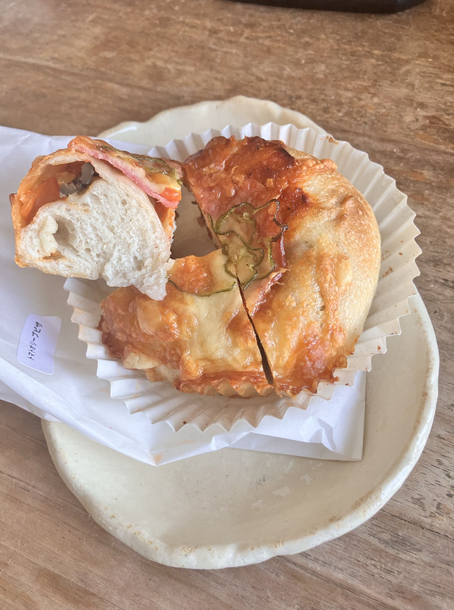 smilingly bagelのトマトオリーブピザの断面