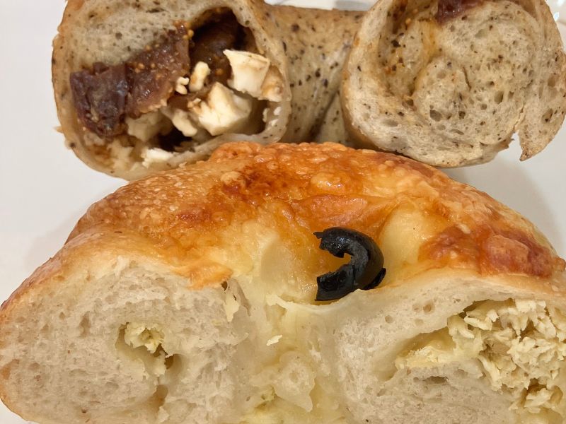 smilingly bagelの柚子胡椒チキンオリーブチーズの断面