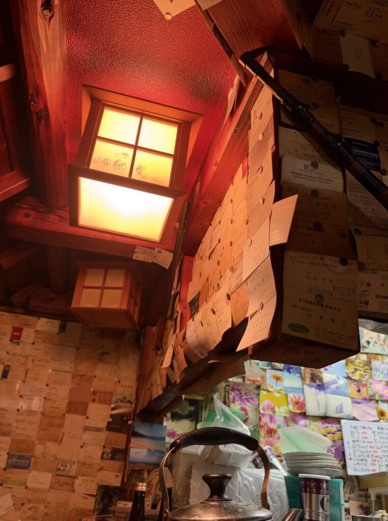 こうちゃんの天井の提灯と、天井・壁一面に貼られた名刺