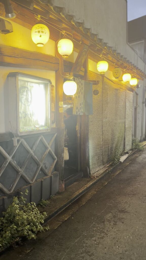 こうちゃんがある折鶴会館の路地と黄色い提灯