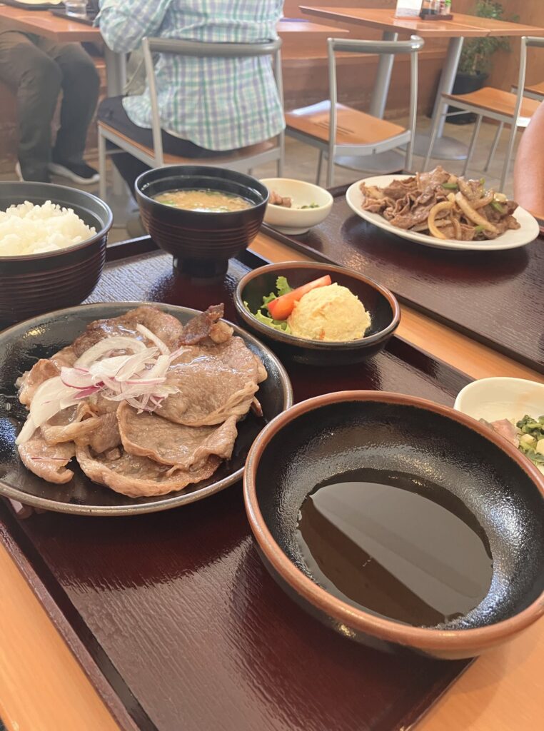 登喜和の焼しゃぶ定食を斜めから。奥に肉いため定食