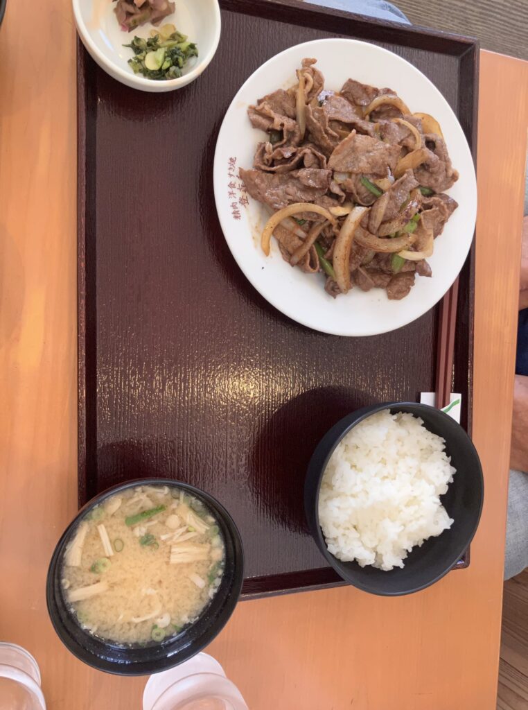 登喜和の肉いため定食を真上から